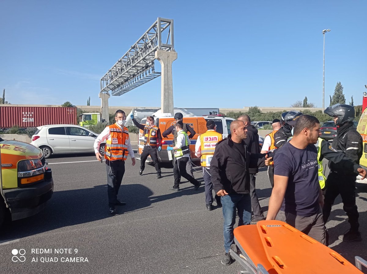 חיסול בכביש 6, בין שיירה של ניידות משטרה