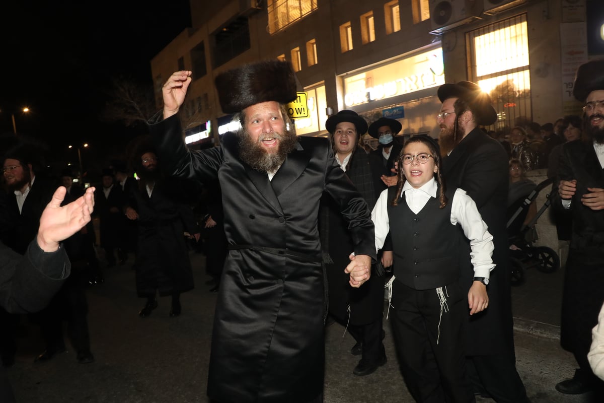 בראשות האדמו"ר: בזוועהיל בביתר הכניסו ספר תורה חדש