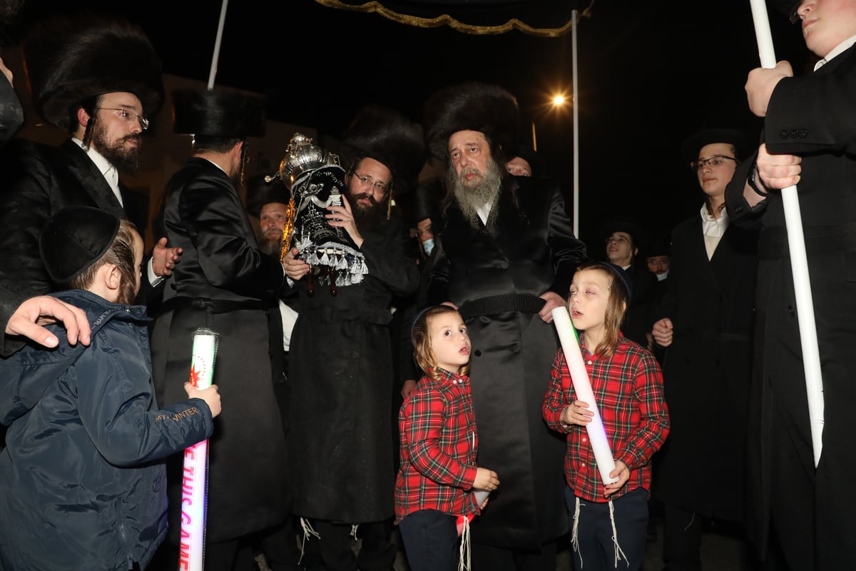 בראשות האדמו"ר: בזוועהיל בביתר הכניסו ספר תורה חדש