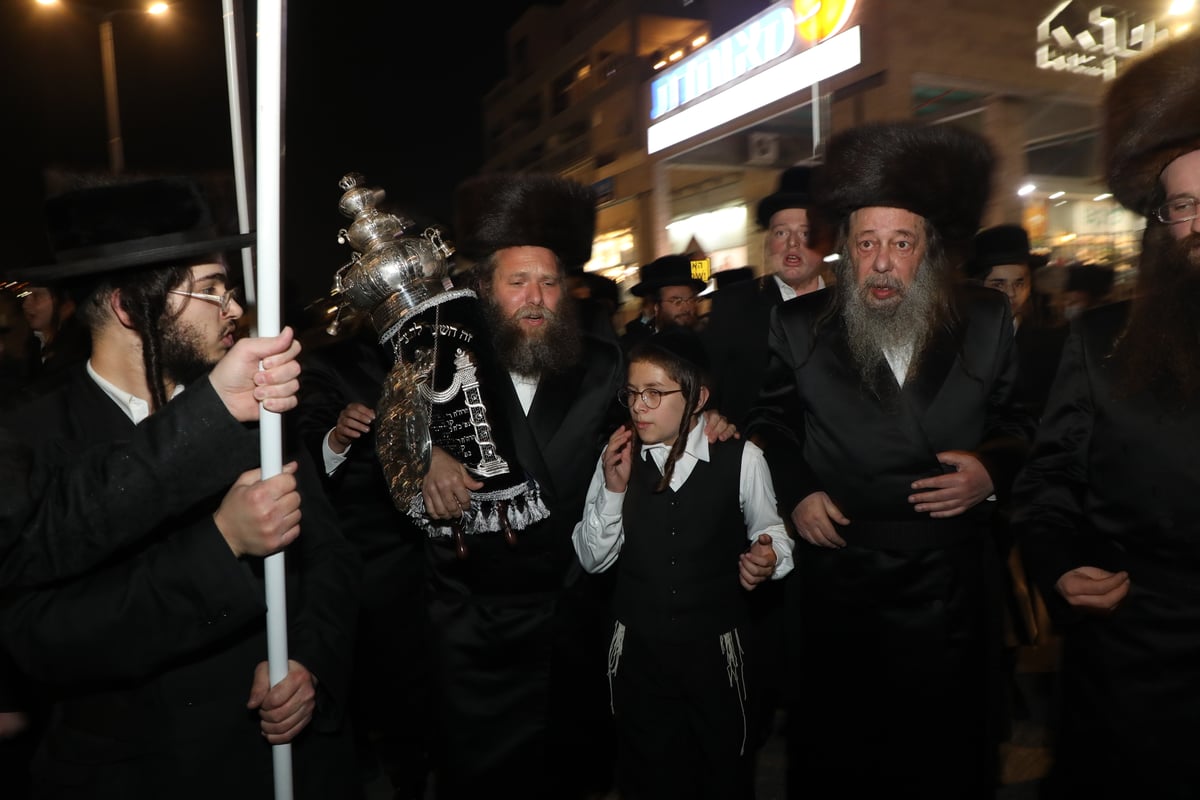 בראשות האדמו"ר: בזוועהיל בביתר הכניסו ספר תורה חדש