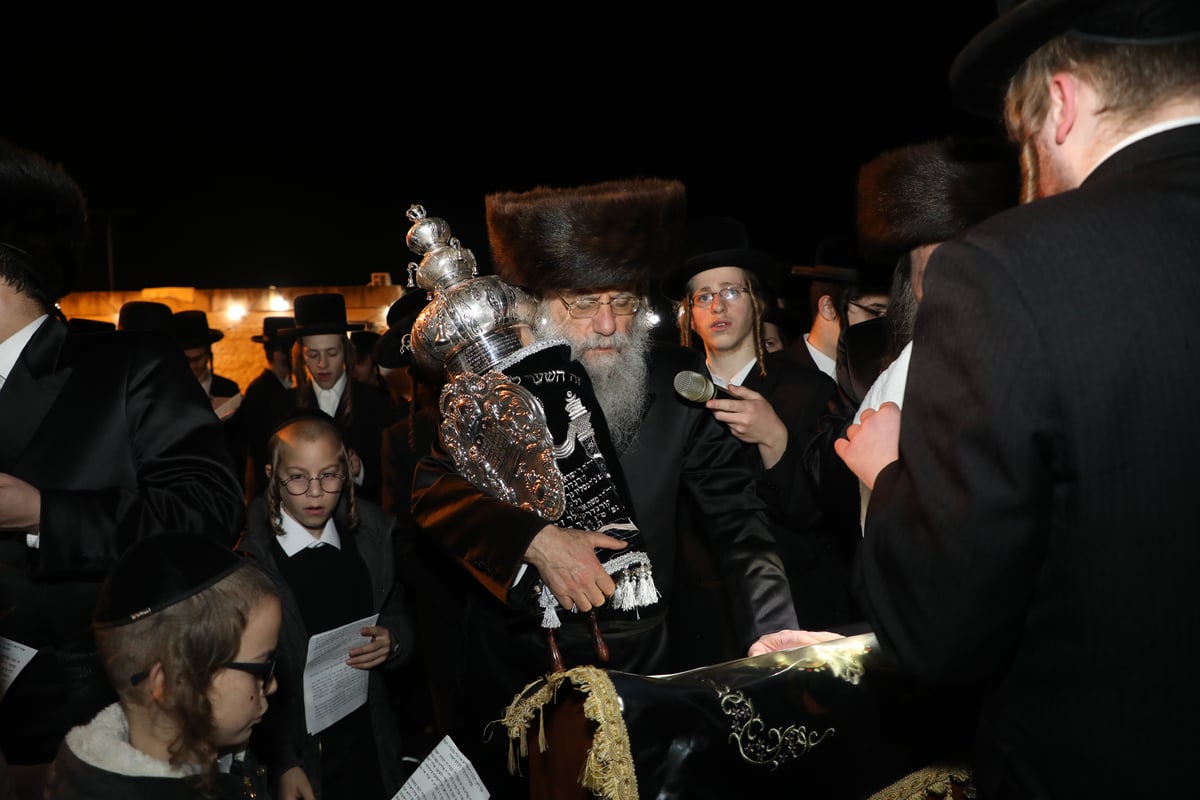 בראשות האדמו"ר: בזוועהיל בביתר הכניסו ספר תורה חדש