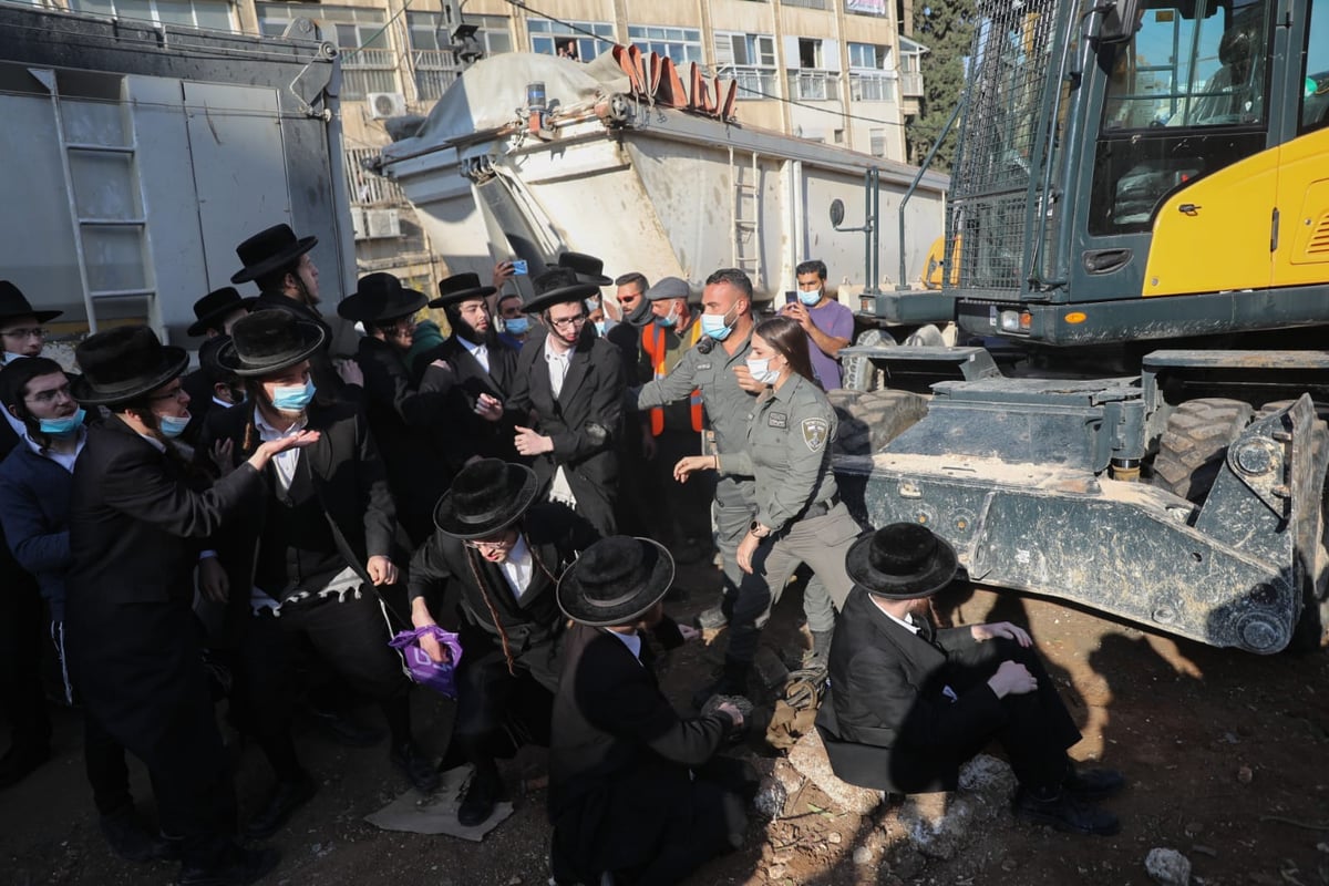 הקיצונים הפכו את גדר הבטיחות על ילד שעבר באזור