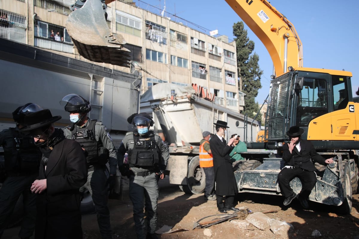 הקיצונים הפכו את גדר הבטיחות על ילד שעבר באזור