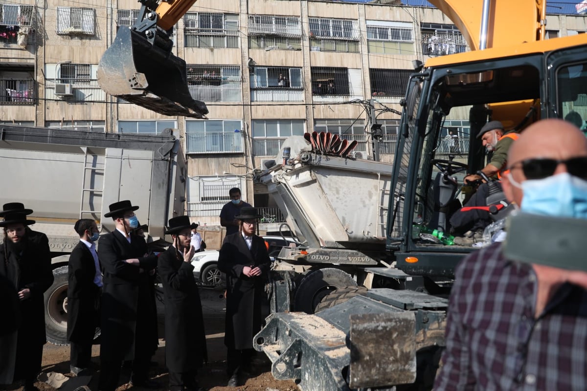 הקיצונים הפכו את גדר הבטיחות על ילד שעבר באזור