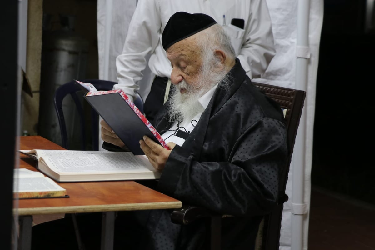 ראש הישיבה מסר שיעור כללי - בחצר ביתו