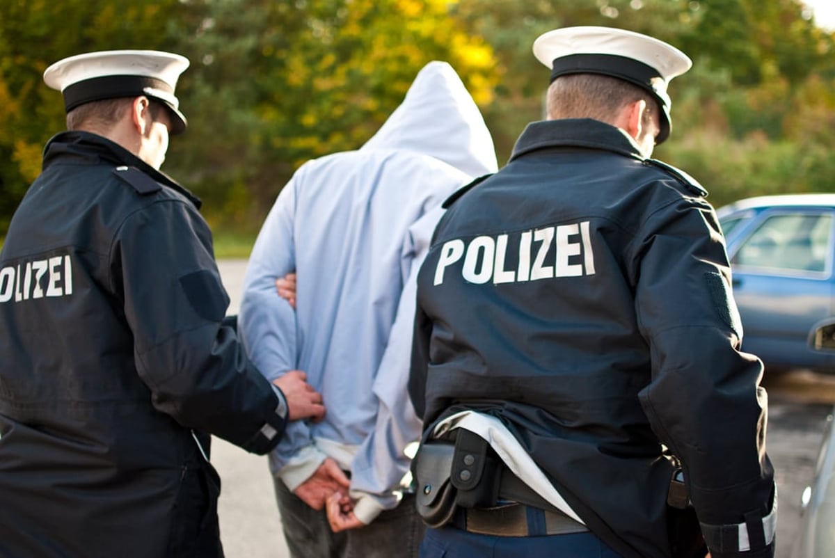 שוטרים גרמנים מבצעים מעצר