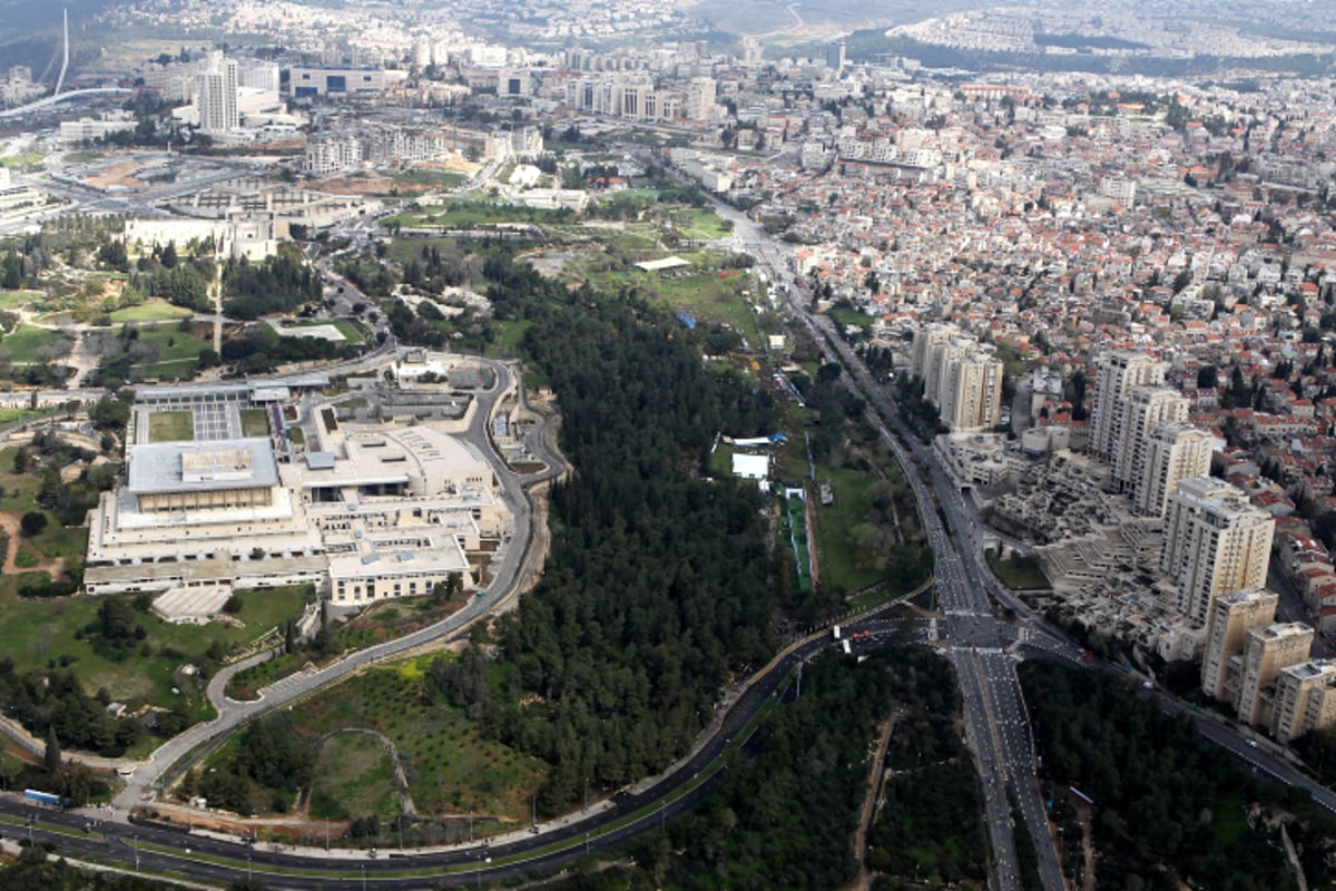 'שערי חסד', ממעוף הציפור