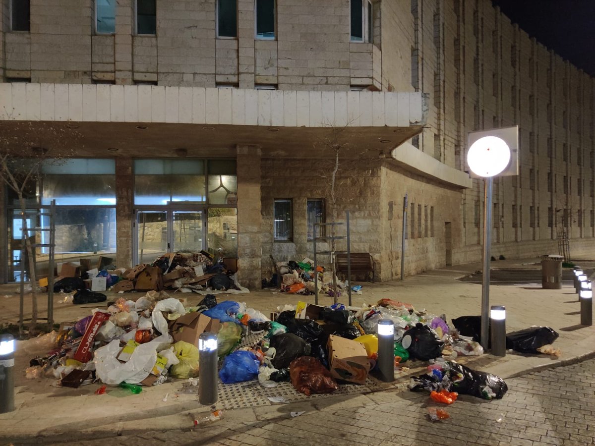 התושבים פינו את האשפה מחוץ לשוק מאה שערים; צפו