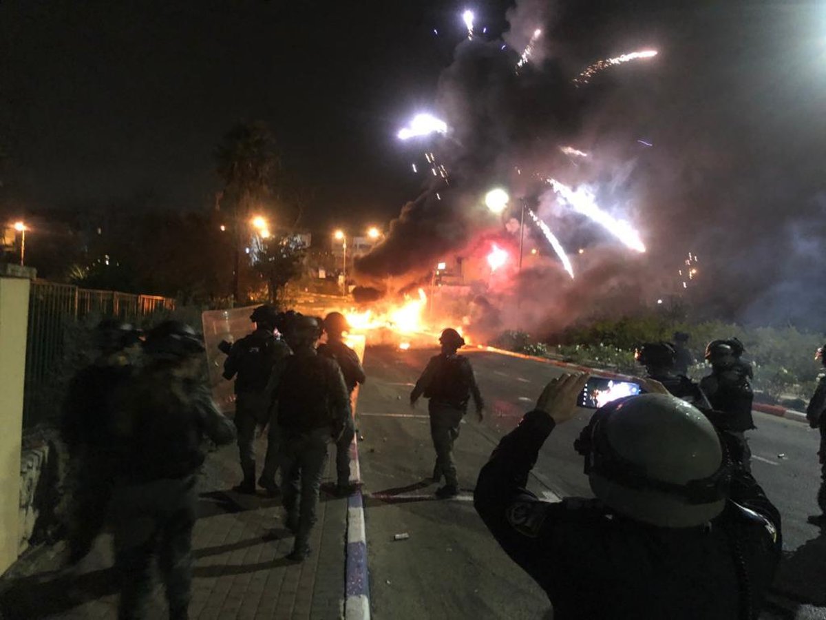 מות הנער: התפרעות אלימה ויידויי אבנים