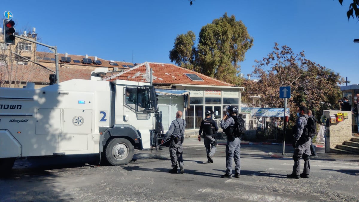 המשטרה התיזה 'בואש' בכיכר השבת, כארבע שעות ברצף • צפו