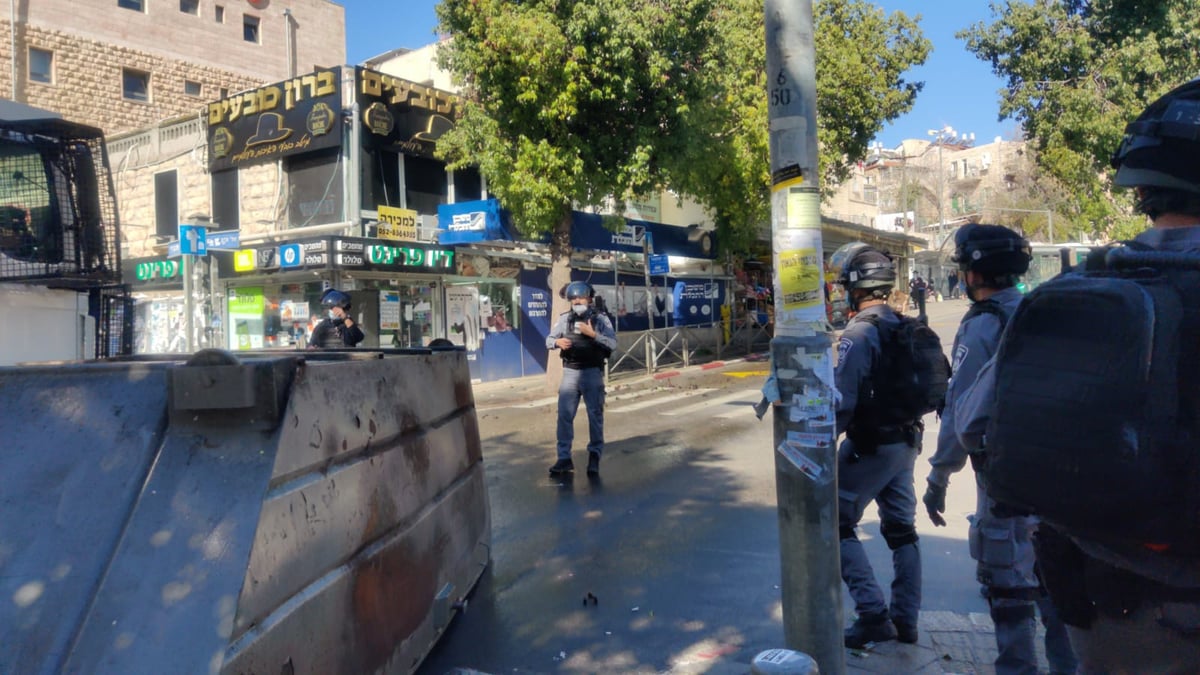 המשטרה התיזה 'בואש' בכיכר השבת, כארבע שעות ברצף • צפו