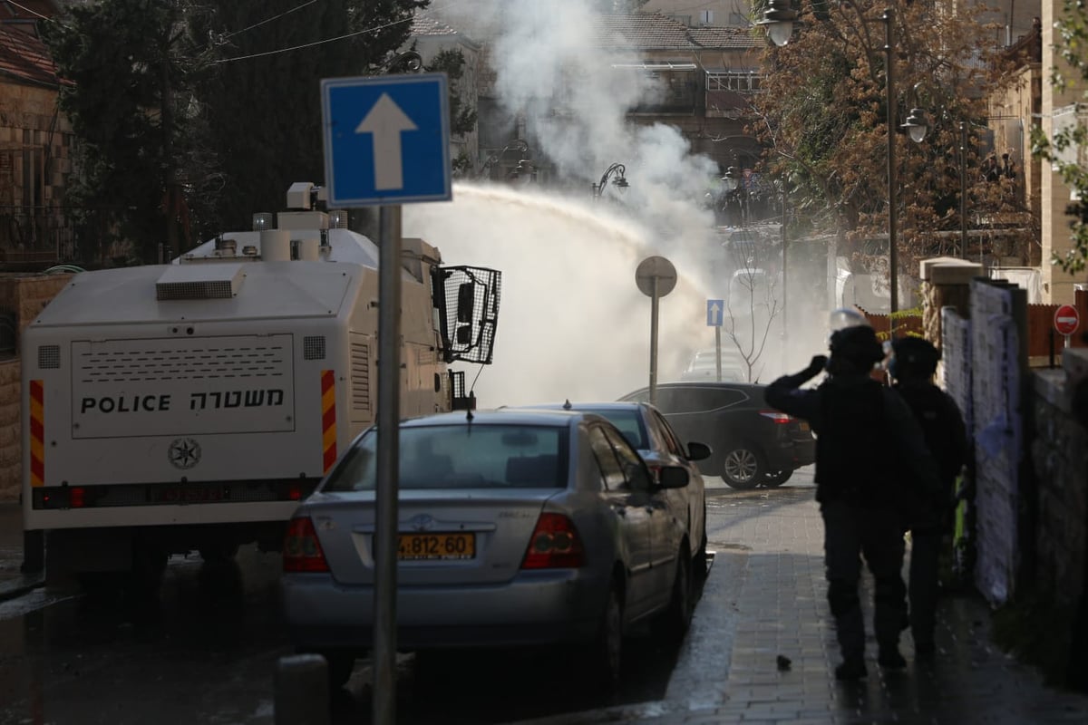 המשטרה התיזה 'בואש' בכיכר השבת, כארבע שעות ברצף • צפו