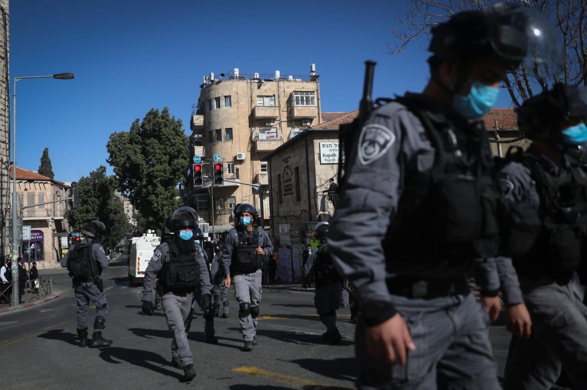 המשטרה התיזה 'בואש' בכיכר השבת, כארבע שעות ברצף • צפו