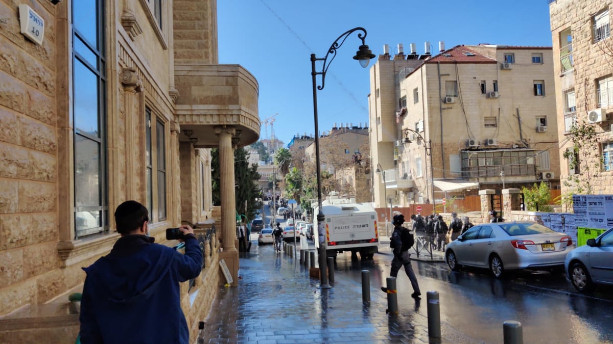 מהומות בביהמ"ד סאטמר; הגאב"ד  קרא לאברכים למחות