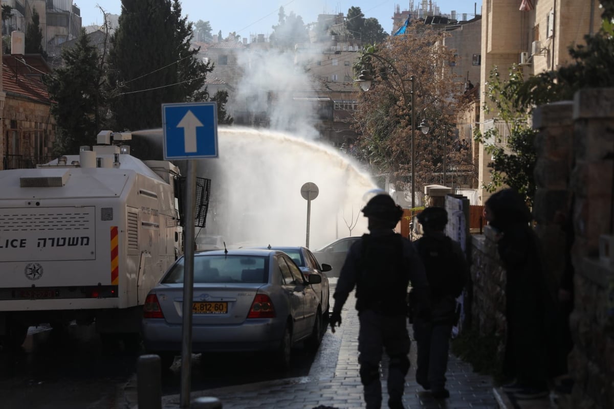 מהומות בביהמ"ד סאטמר; הגאב"ד  קרא לאברכים למחות