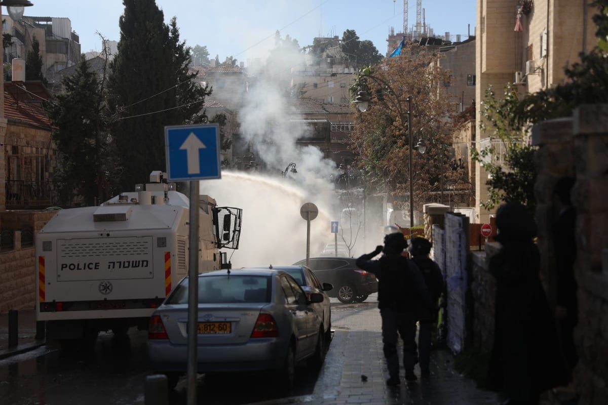 מהומות בביהמ"ד סאטמר; הגאב"ד  קרא לאברכים למחות