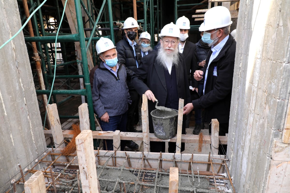 בעיר העתיקה: ליצמן יצק את ריצפת בית הכנסת תפארת ישראל-רוז’ין