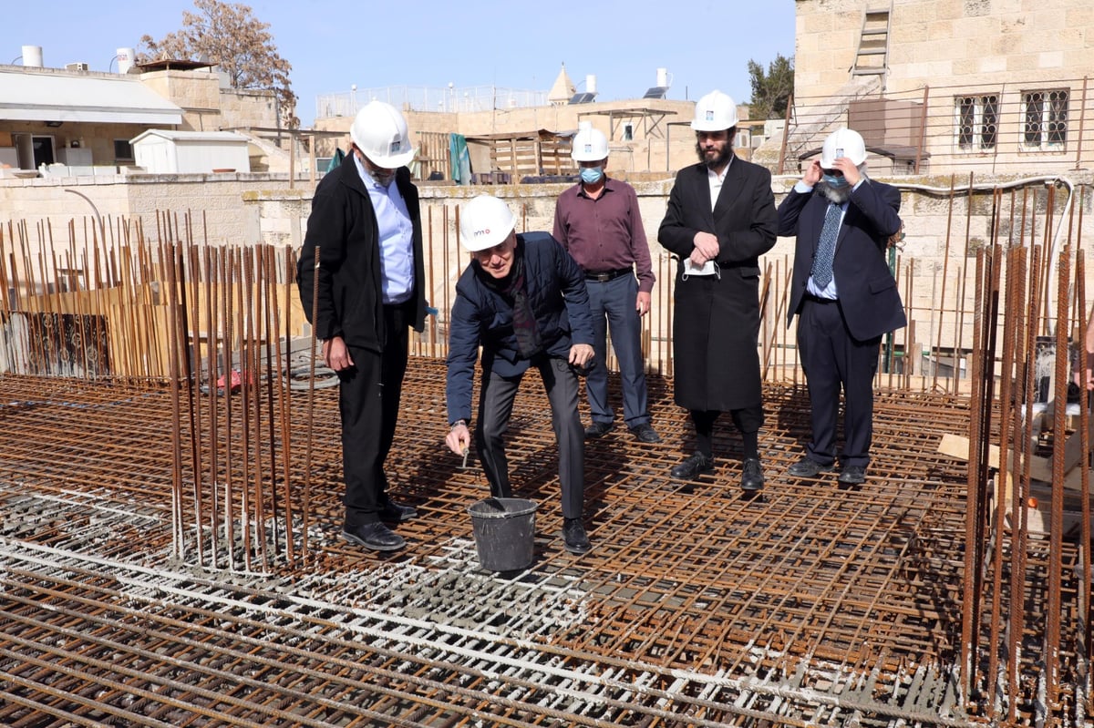 בעיר העתיקה: ליצמן יצק את ריצפת בית הכנסת תפארת ישראל-רוז’ין