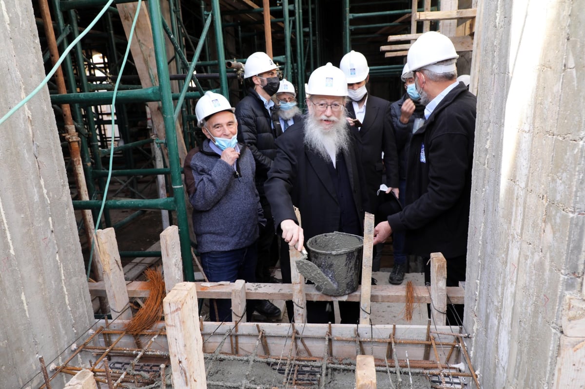 בעיר העתיקה: ליצמן יצק את ריצפת בית הכנסת תפארת ישראל-רוז’ין