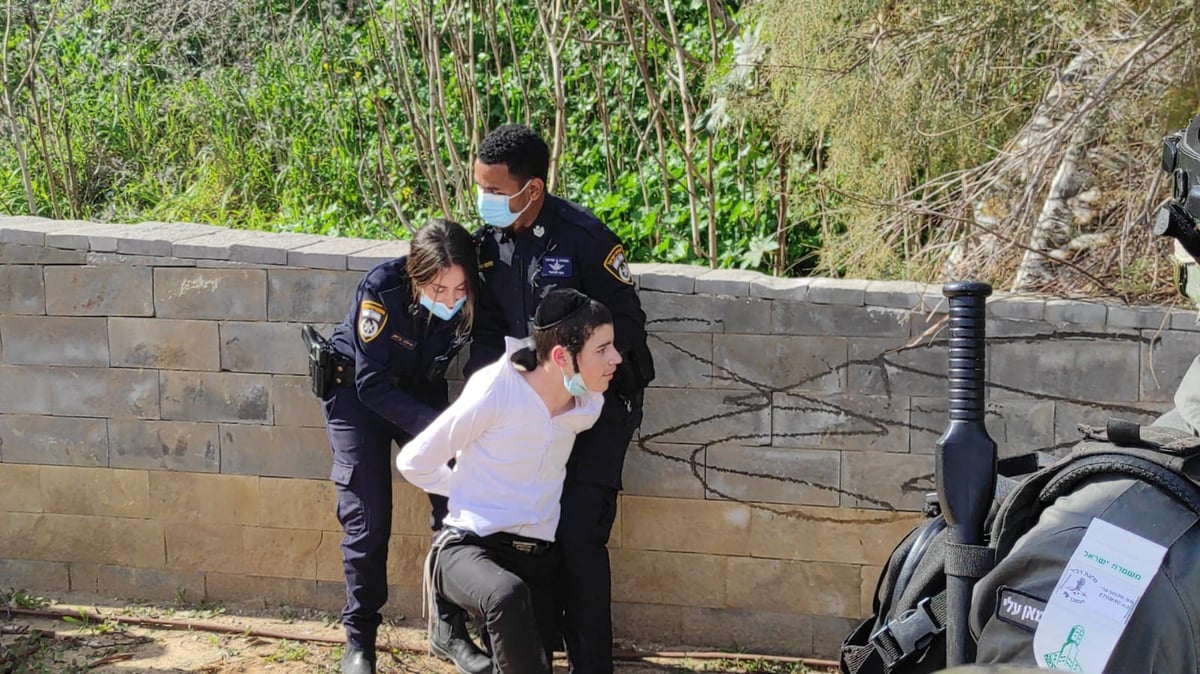 המשטרה עכבה אישה במהלך מחאת הקיצונים