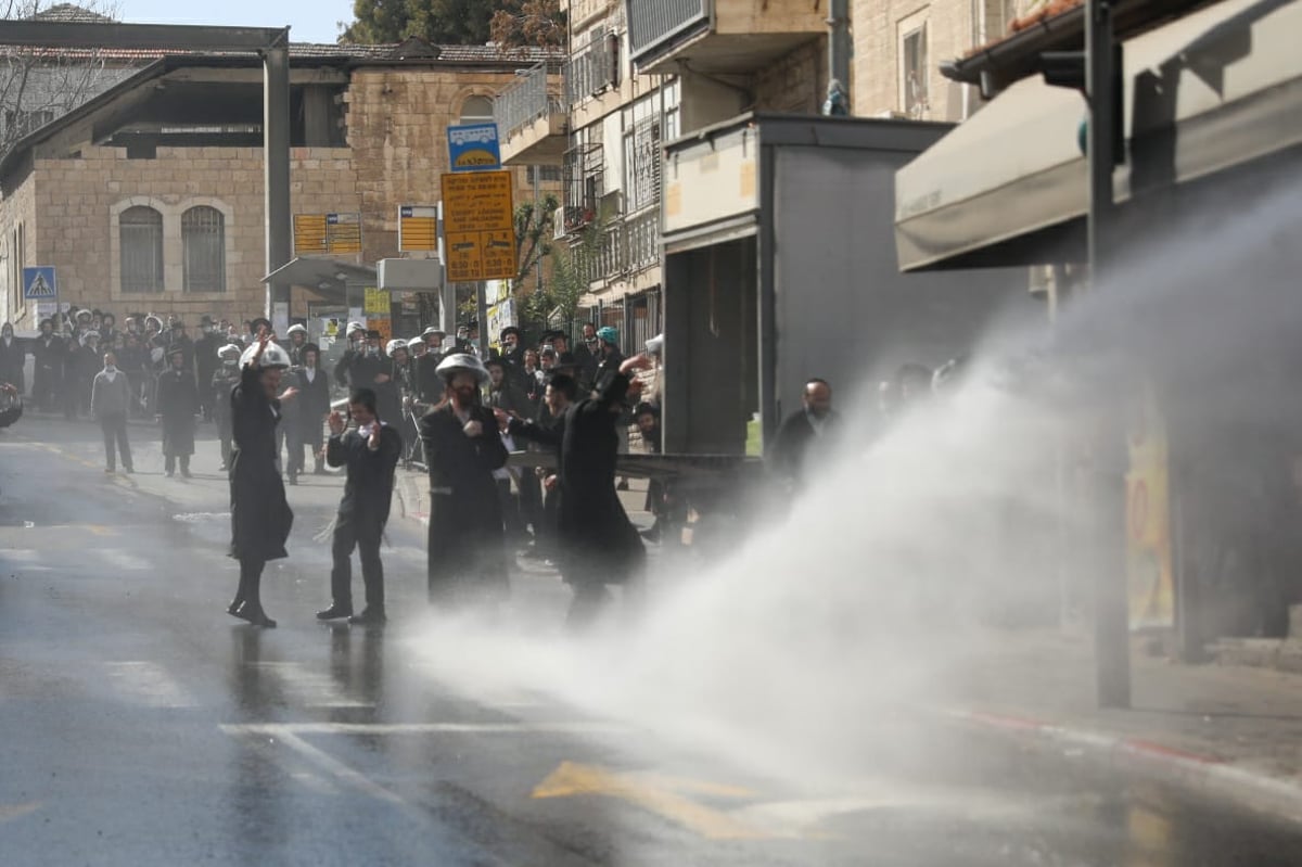 עימותים ומעצרים, בכניסה לחיידר הירושלמי