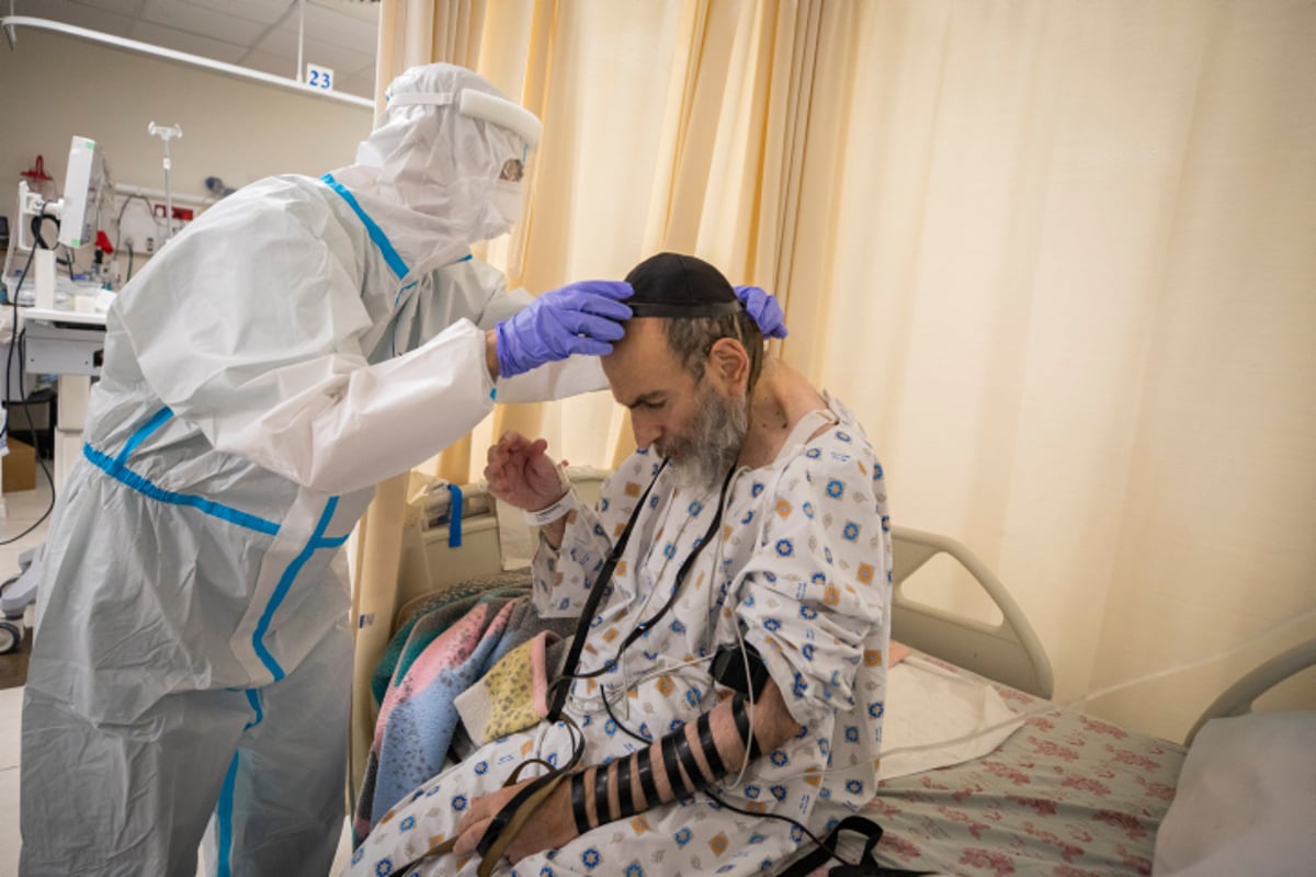 מרגש: המתנדב הניח תפילין לחולה קורונה