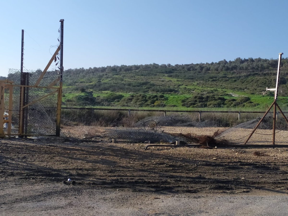 מדאיג: הגנבים נכנסים מהפרצות בגדר וגונבים ספרי תורה