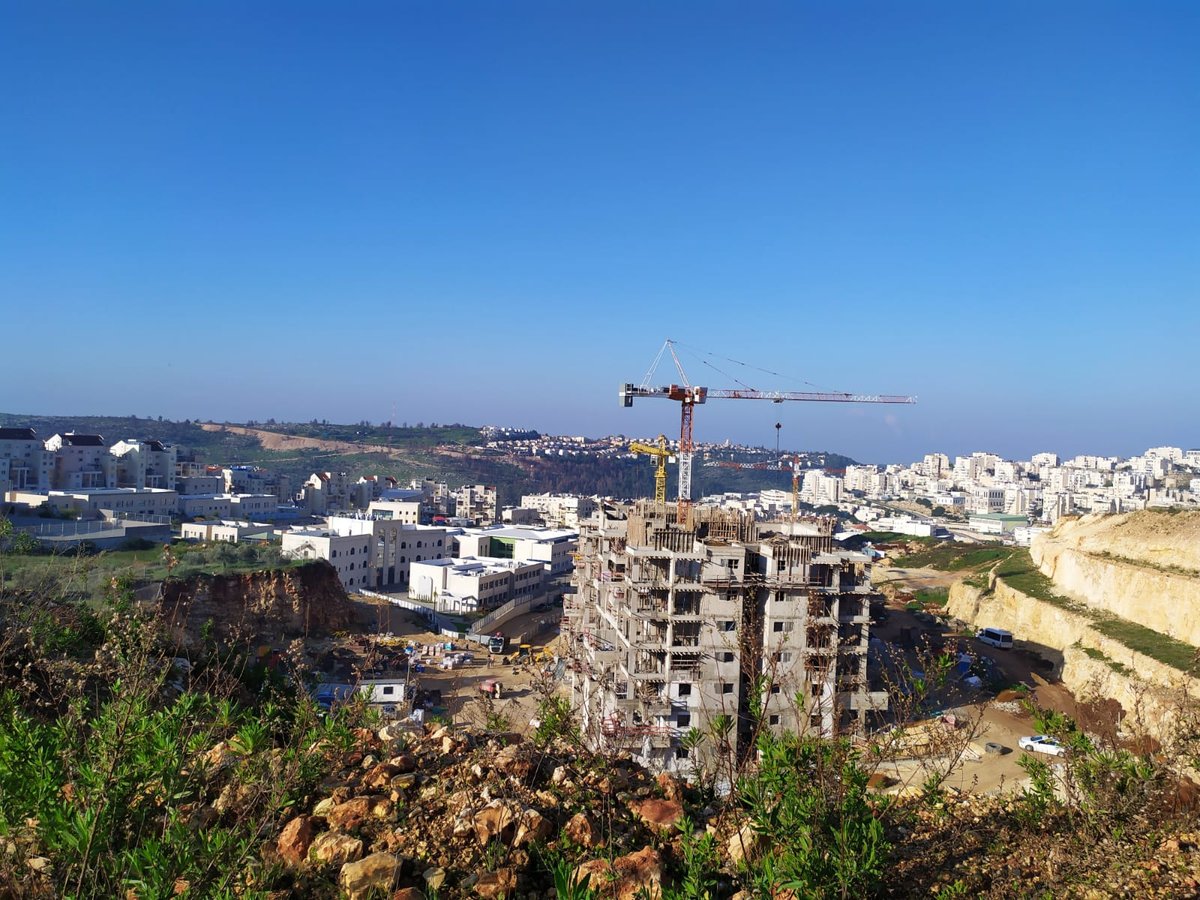 מדאיג: הגנבים נכנסים מהפרצות בגדר וגונבים ספרי תורה