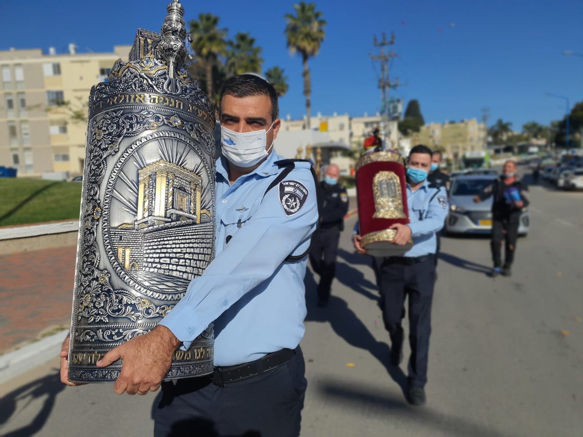 השוטרים איתרו את 7 ספרי התורה הגנובים