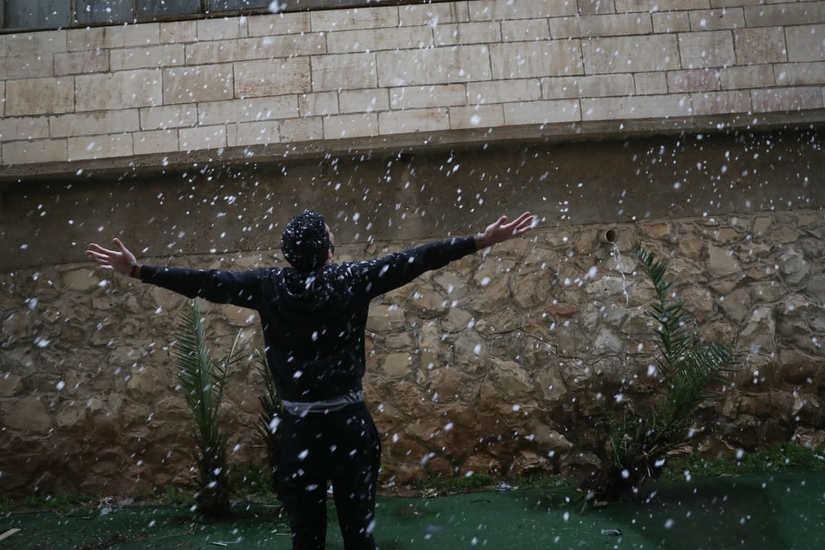 זה קרה: שלג החל לרדת גם בעיר ירושלים