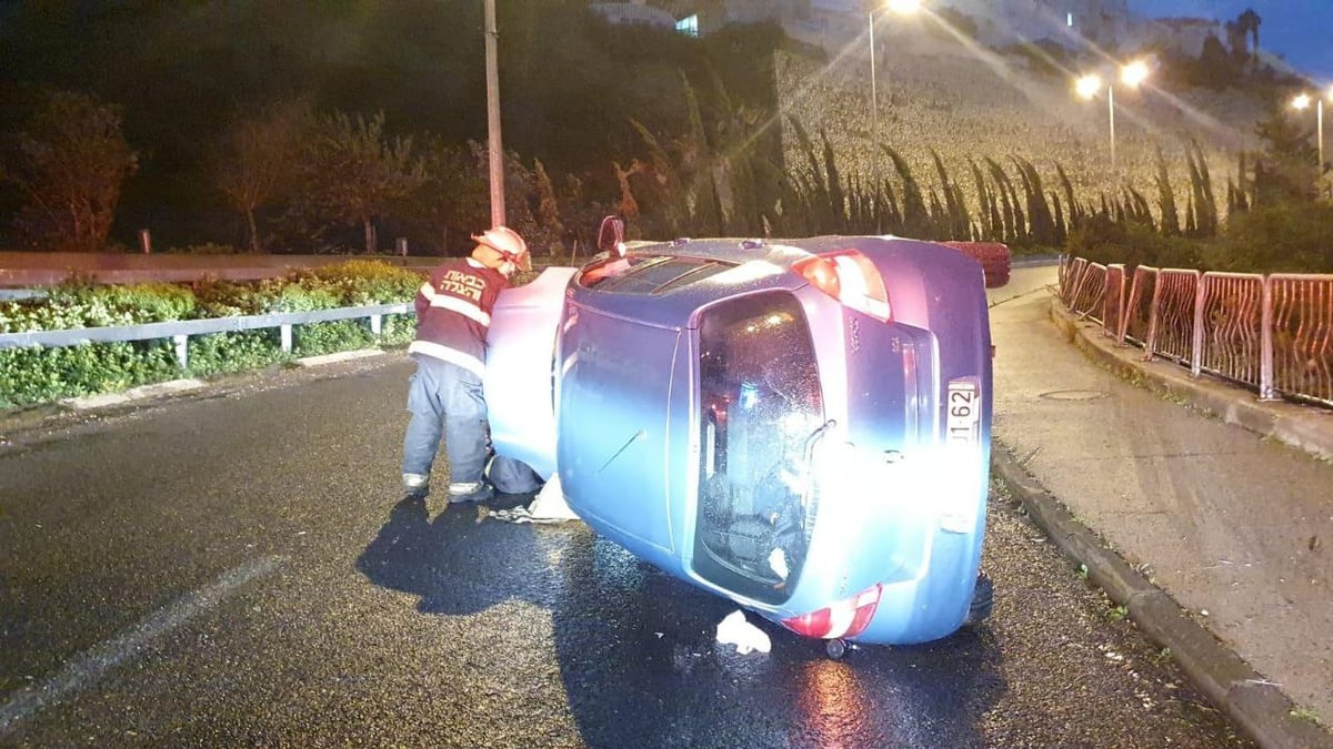 הרכב התהפך על הצד, כך הנהג חולץ; תיעוד