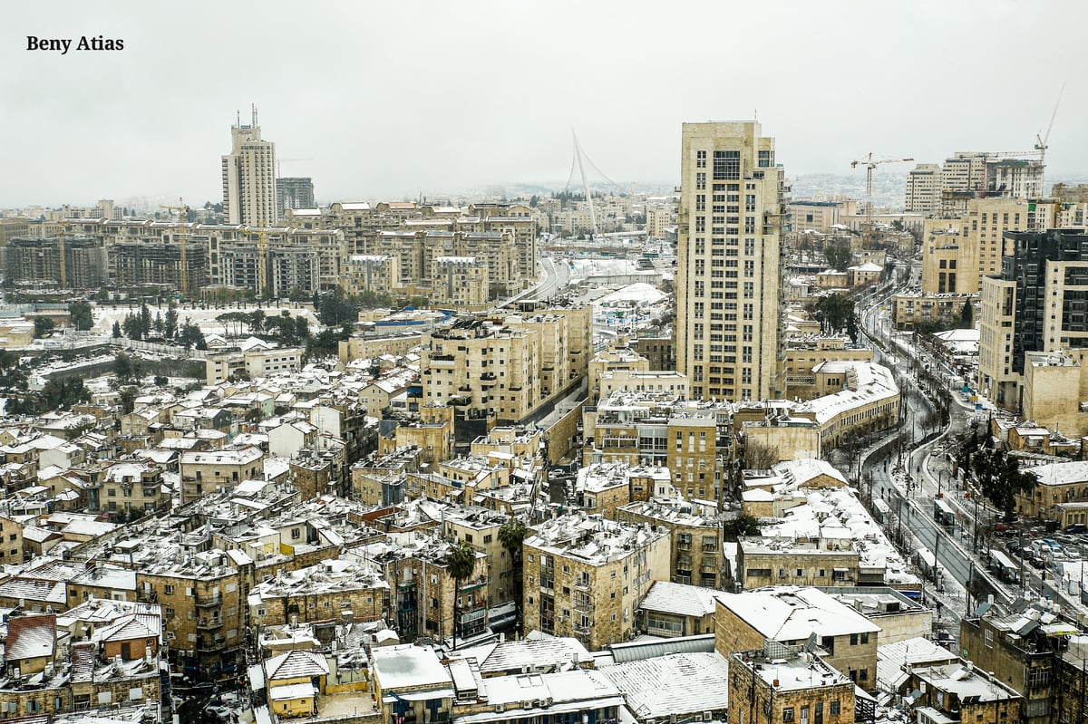 השלג בצמרות העצים ובכבישי הבירה; צפו