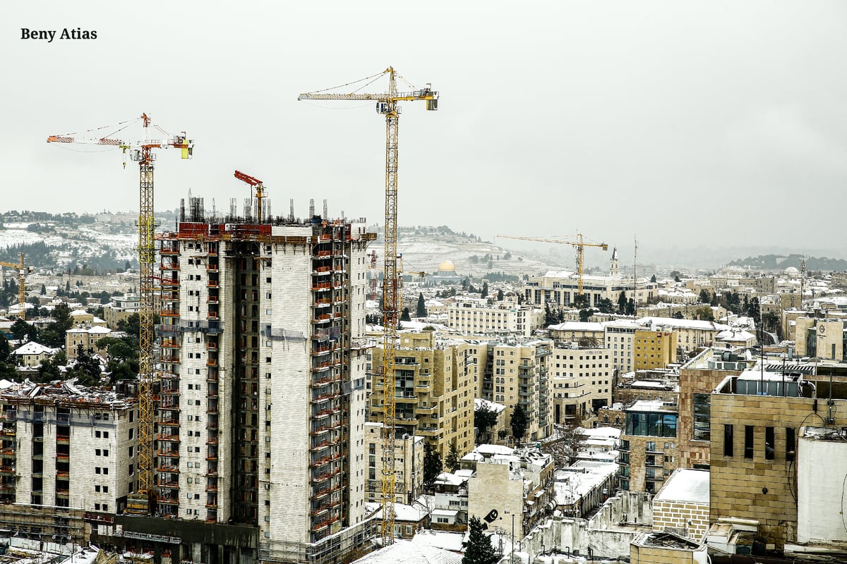 השלג בצמרות העצים ובכבישי הבירה; צפו