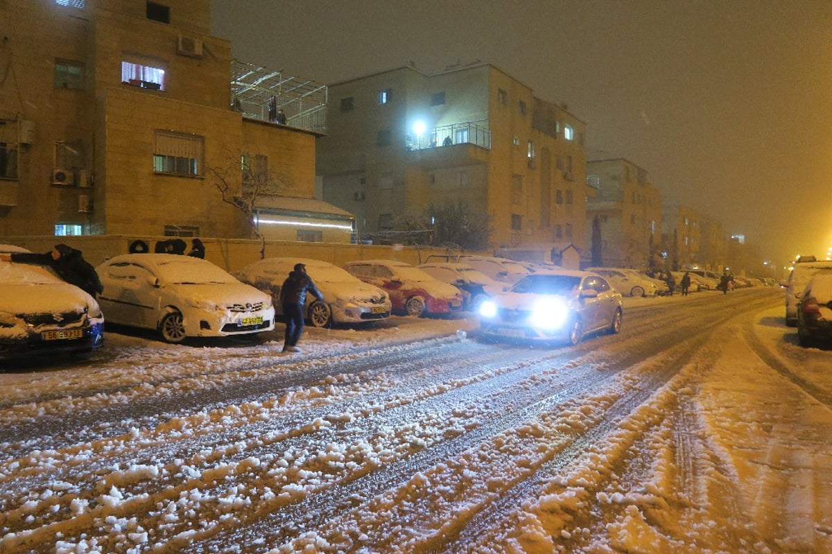 ביתר עילית נצבעה בלבן; הילדים יצאו לחגוג