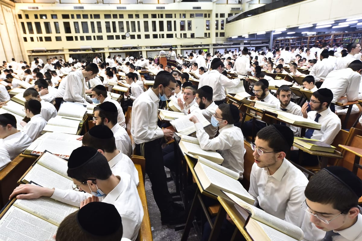 מרגש: סדר לימוד ליל פורים בישיבת פוניבז'