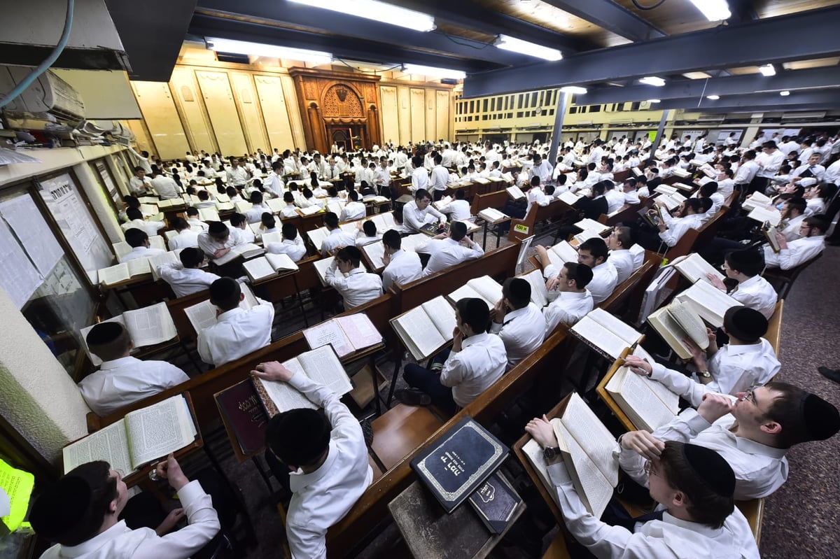 מרגש: סדר לימוד ליל פורים בישיבת פוניבז'