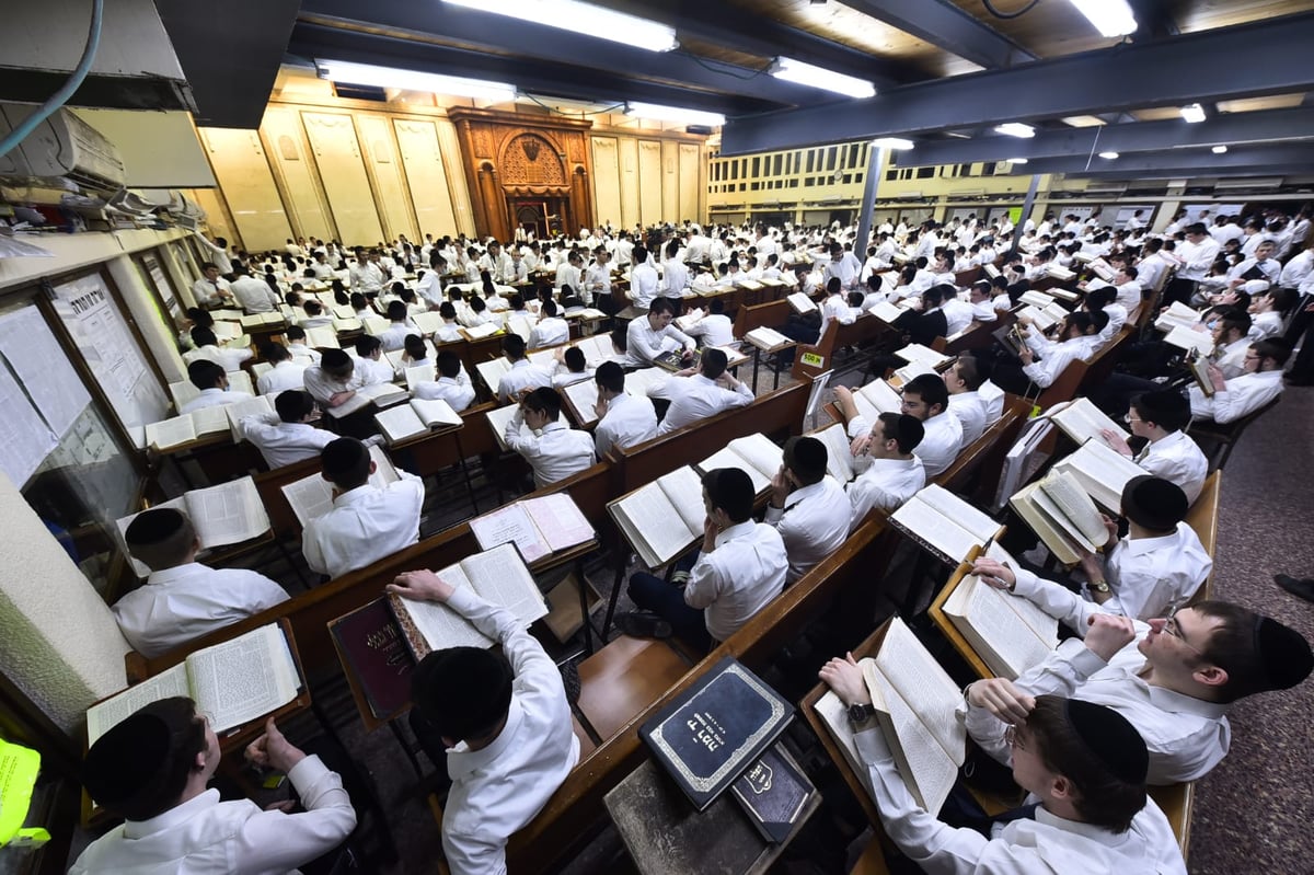 מרגש: סדר לימוד ליל פורים בישיבת פוניבז'