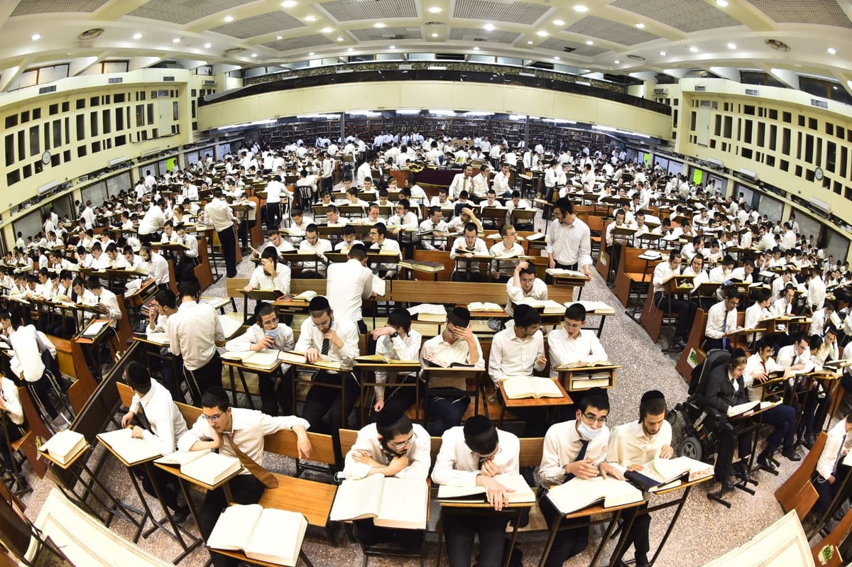 מרגש: סדר לימוד ליל פורים בישיבת פוניבז'