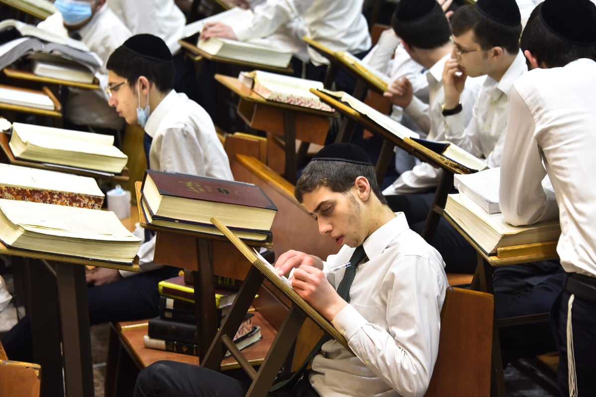 מרגש: סדר לימוד ליל פורים בישיבת פוניבז'