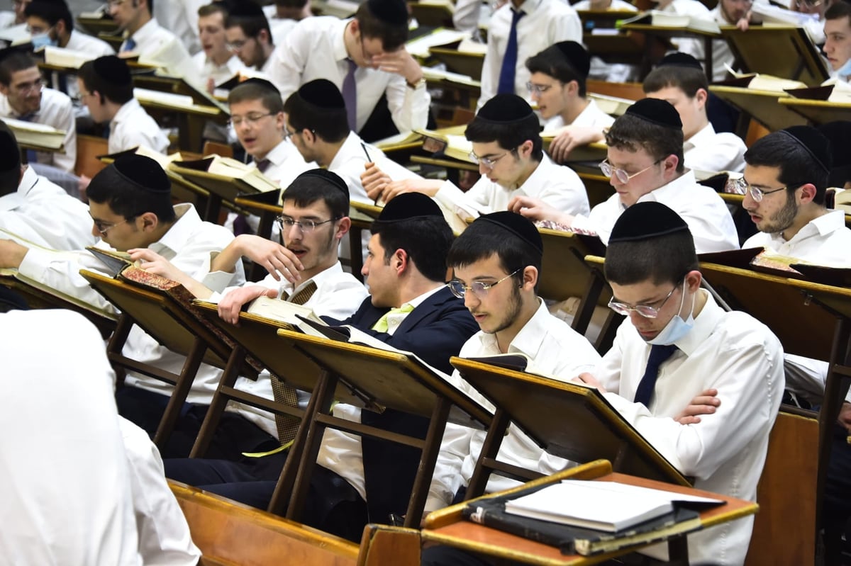 מרגש: סדר לימוד ליל פורים בישיבת פוניבז'