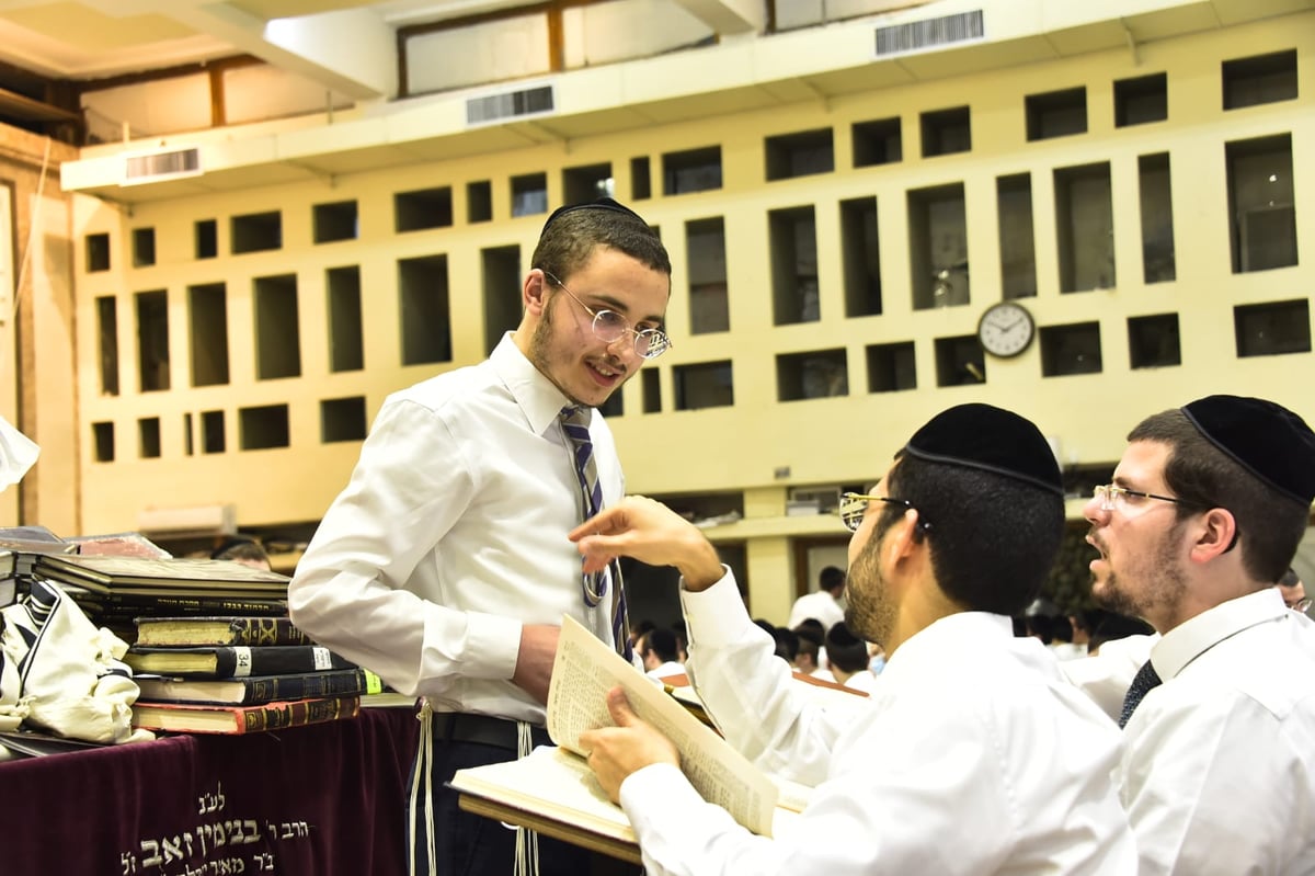 מרגש: סדר לימוד ליל פורים בישיבת פוניבז'