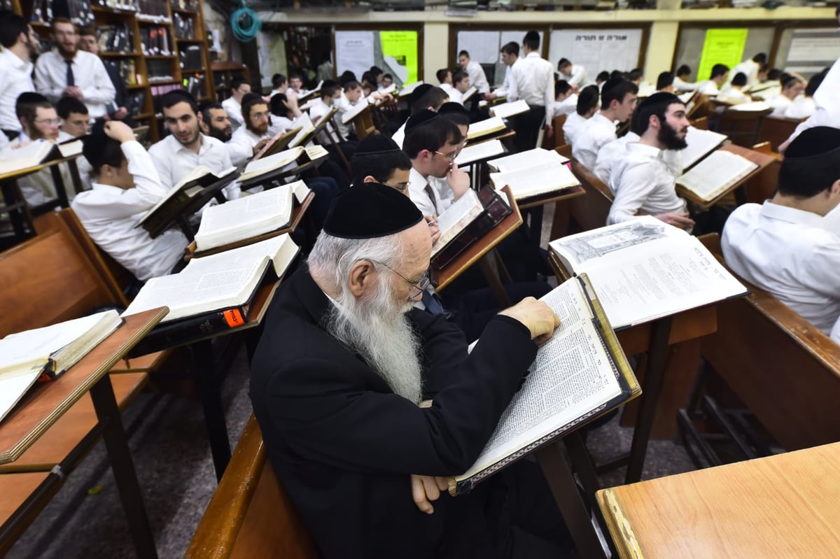 מרגש: סדר לימוד ליל פורים בישיבת פוניבז'