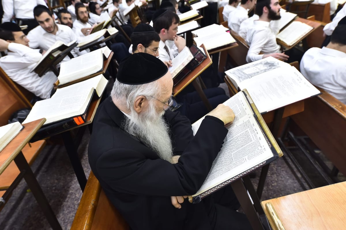 מרגש: סדר לימוד ליל פורים בישיבת פוניבז'