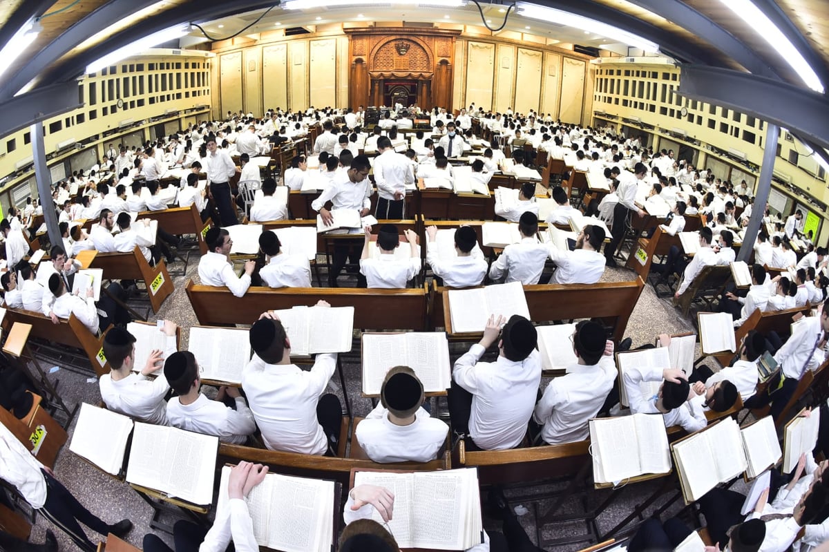 מרגש: סדר לימוד ליל פורים בישיבת פוניבז'