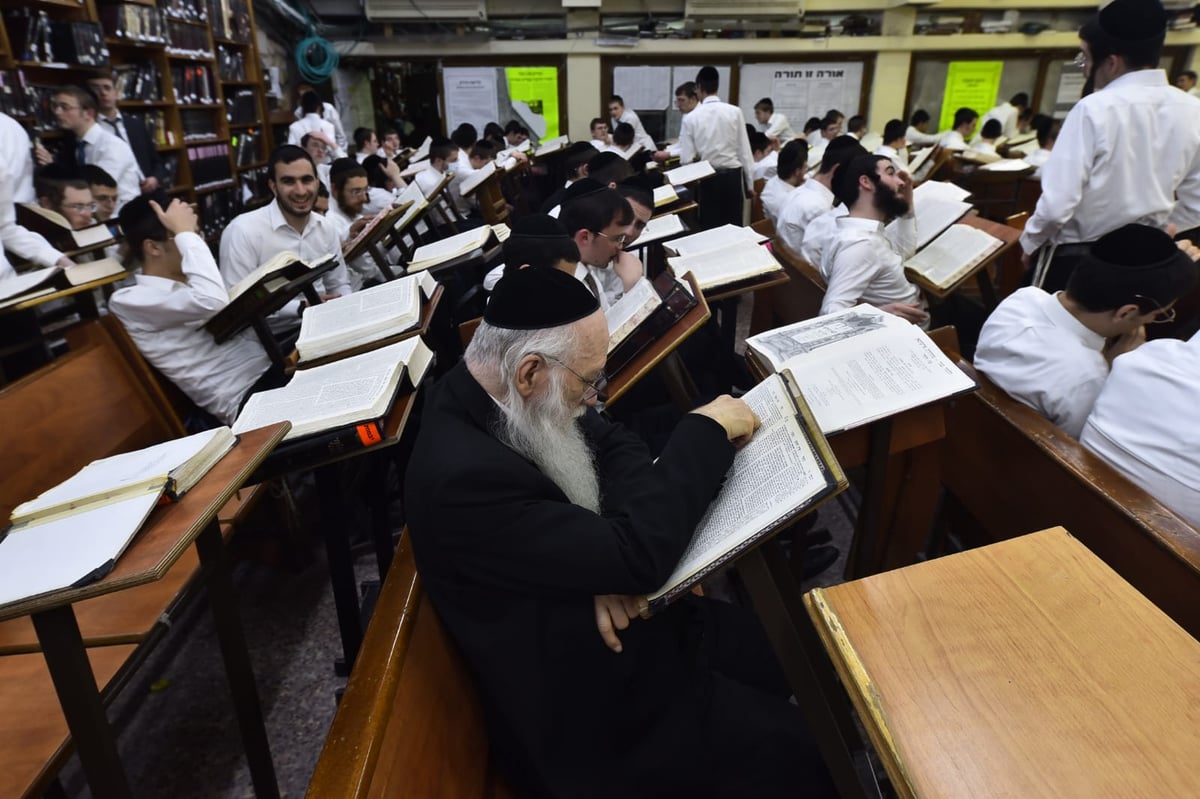 מרגש: סדר לימוד ליל פורים בישיבת פוניבז'