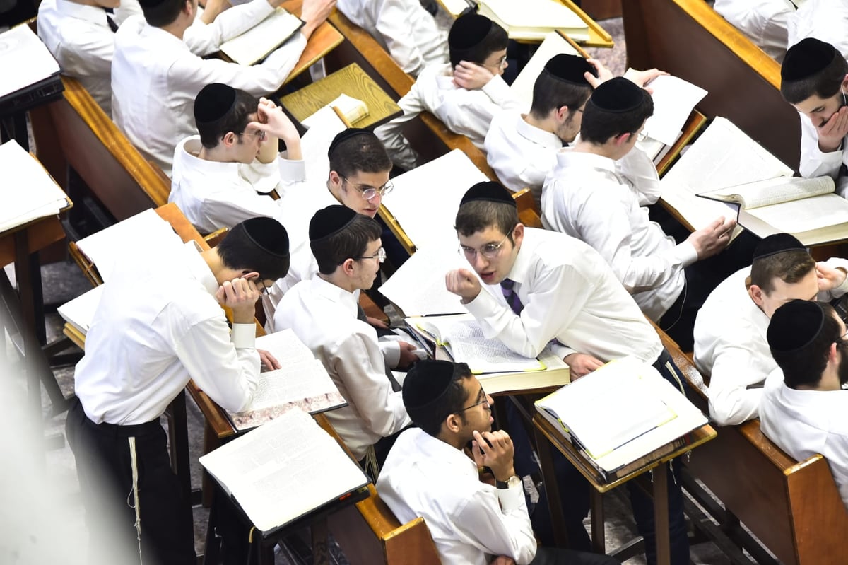 מרגש: סדר לימוד ליל פורים בישיבת פוניבז'