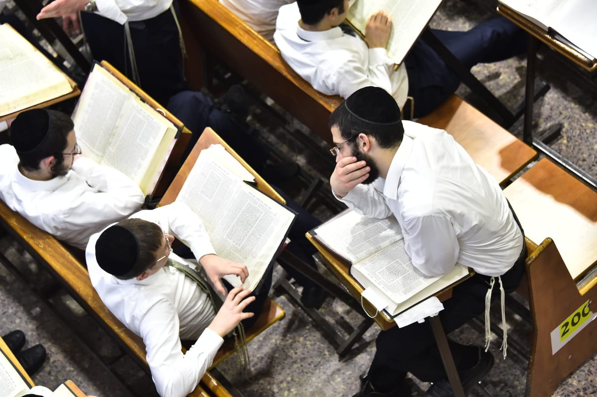 מרגש: סדר לימוד ליל פורים בישיבת פוניבז'