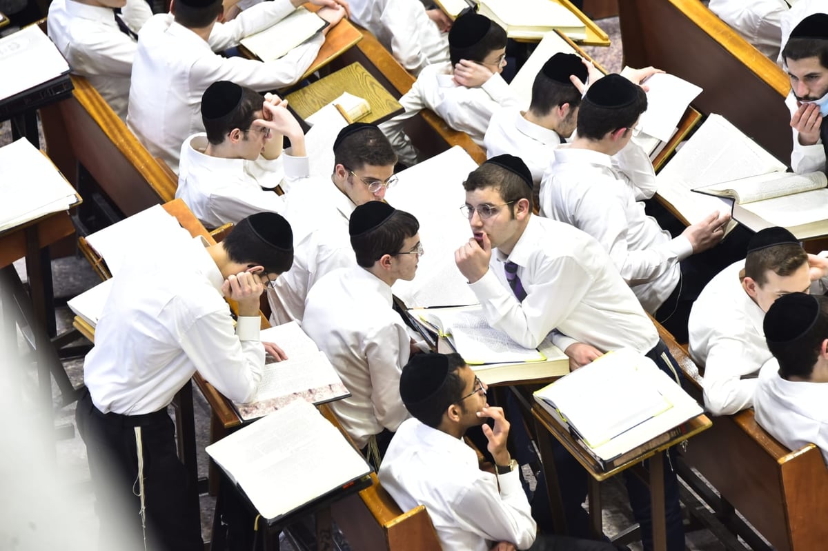 מרגש: סדר לימוד ליל פורים בישיבת פוניבז'