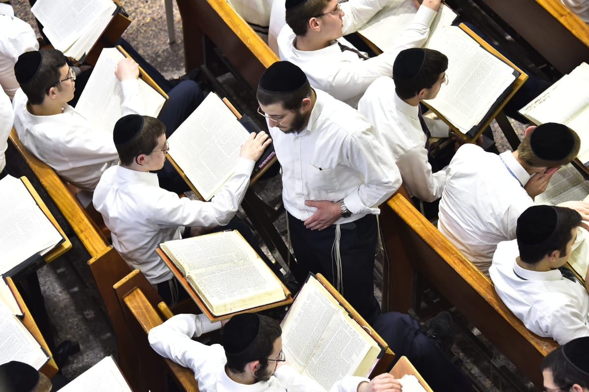 מרגש: סדר לימוד ליל פורים בישיבת פוניבז'