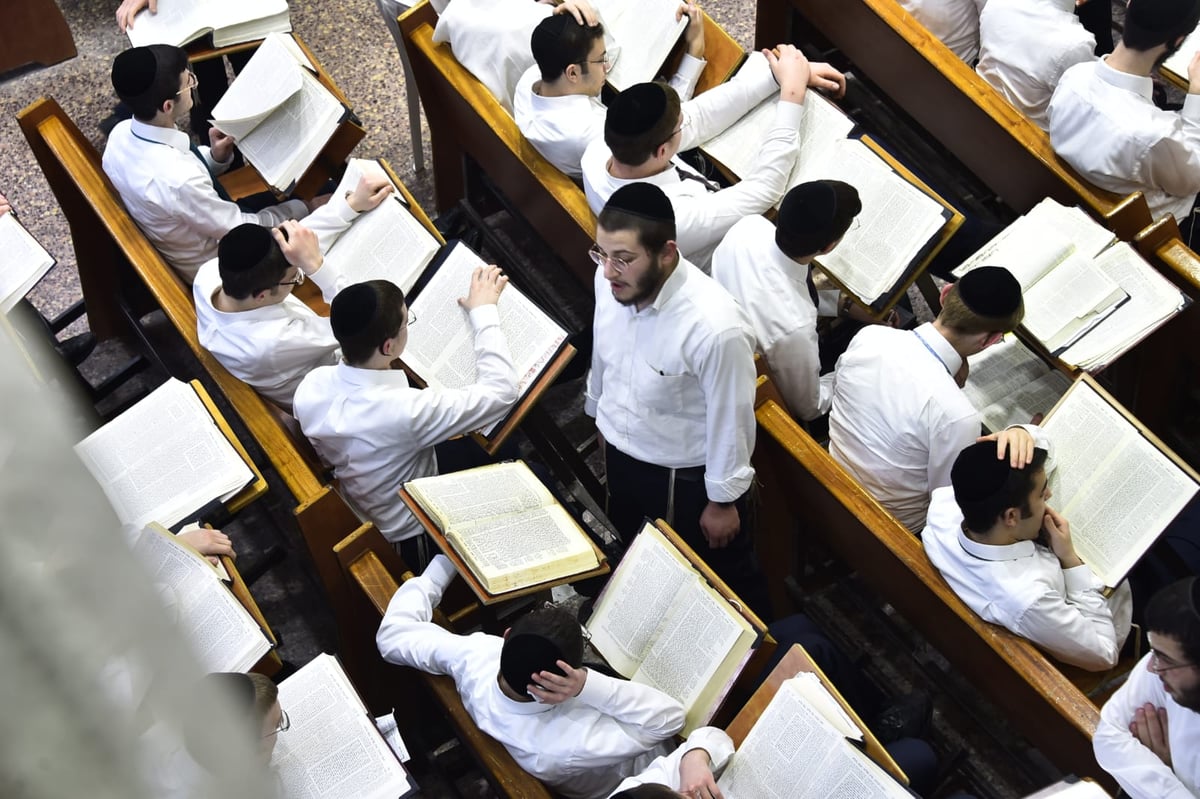 מרגש: סדר לימוד ליל פורים בישיבת פוניבז'